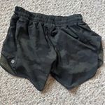 Lululemon  Hotty Hot Low Rise Short Womens Size 6 Green Camo Lined Drawstring GUC Photo 2