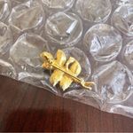 Vintage Signed Avon Flower Brooch Photo 1