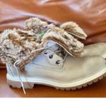 Timberland  faux fur boots size 6 very soft in the inside cozy for cold weather Photo 11