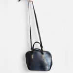 Vera Pelle Black 100% leather cross body bag with gold hardware and zip closure Photo 2