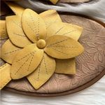 B.O.C. Sz 10 M Womens Yellow Flower Leather Thong Sandals Spring Boho Photo 5