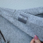 Alo Yoga ALO Muse Ribbed Heathered Gray Cropped Top HoodieTravel Athletic Size Small Photo 3