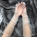 white polka dot gloves Photo 0