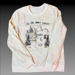 NWT Tis The Damn Season Cream Graphic Crewneck Sweatshirt Cabin Scene – Medium White Photo 0