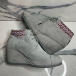 Toms Women's Gray Suede Embroidered Detail Lace-up Short Wedge Bootie Sz 7 Boho Photo 5