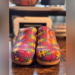 Sanita Autism Awareness clogs size 38. (7US) Blue Photo 8