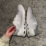 Oncloud Women’s Tennis shoes Women’s 7 Like New barely worn too small for me White Photo 4