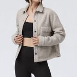 Vuori  NWT Sycamore Sherpa Shirt Jacket Women’s XS Dark Salt Snap Front Cropped Photo 0