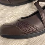 Aetrex  customizes comfort shoes left shoe is size 8.5W and right shoe is size 9 Photo 1