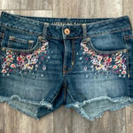 American Eagle  floral denim jean shorts size 6 Photo 0