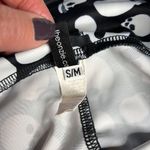 Onzie Skull Print Capri Leggings Photo 5