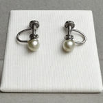 90s Vintage Womens Pearly White Twist On Huggie Stud Earrings Feminine Dainty Photo 0