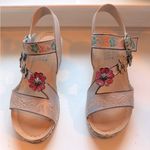 L'ATISTE L'Artiste Charolette Wedge Sandal Photo 1