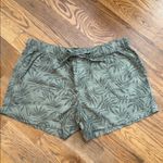 Gap  Green Leaf Print Women's Patch Pocket Shorts Photo 0