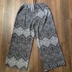 Ultra Flirt Black & White Cropped Wide Leg Pants Photo 3