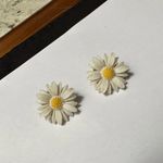 Daisy Vintage Sarah Coventry White Flower Clip On Earrings Signed Photo 3