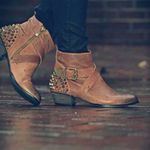 Vince Camuto Marcin Tan Pebbled Leather Spikes Studded Bootie Size 8.5B Photo 1