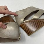 Donald Pliner Size 9 N Jenkin Gold Metallic Leather Wedge Sandal Back Zip Cutout Photo 3