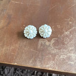 None Vintage white glass cluster flower clip on earrings Photo 2