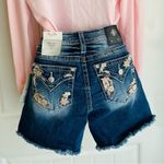 Miss Me RARE Floral Pocket
Styling Embroidery Gemstone Mid-Rise Short sz 28 NWT Photo 3