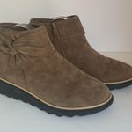 Clarks Clark’s Women’s Taupe Suede Ankle Boots Size 8 / EU 39 Bow Accent Photo 3