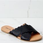 Qupid ‎Scalloped Criss Cross Slides Photo 2