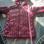 Steve Madden Quilted Puffer Jacket Women’s S Burgundy Hooded Zip Coat Gold Trim Photo 11