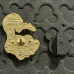 Disney parks tiny kingdom 50th anniversary gold statue Cheshire Cat trading pin Photo 1