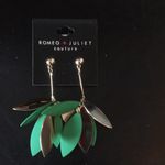 Romeo + Juliet Couture Romeo & Juliet Gold & Kelly Green Drop Bar & Flora Photo 0