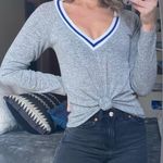 Boohoo Gray & White V-Neck Sweater Photo 0