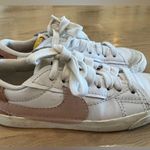 Nike Women's Blazer Low 77 Jumbo pink white size 8.5 Photo 1
