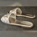 DKNY Women's Waltz Flat Sandals Bone Color Size-9M Photo 5