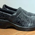 B.O.C Born Concept Womens Black Peggy Embossed Clog Shoes Size 8.5 M Photo 6