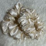 Scrunchies cream silk satin large and medium (2pcs) White Photo 3