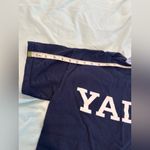 Gildan NWOT Unisex Sz: Small Yale University Spell Out Navy Cotton Graphic Tee. Photo 4