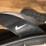 Nike Comfort Foot Bed Flip Flop Women’s Size 10 Black/White Color Photo 5