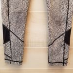 Lululemon {6} Pace Rival Crop
Power Luxtreme Spray Jacquard White Black Photo 5