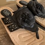 Cliffs by White Mountain Black Faux Leather Thong Sandals Women’s Sz 7.5 Flower Photo 1