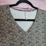 LULU B MICRO LEOPARD PRINT UPF 50 V NECK TEE XL Black Photo 2