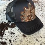 Western feather trucker hat Photo 1