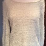 Jennifer Lopez : Cream fuzzy sweater Photo 1