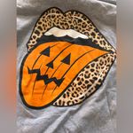 Gray Leopard Lips with Pumpkin Tongue Halloween Tee Size M Photo 2