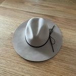 Aritzia  hat Photo 3