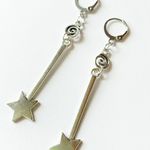 Handmade y2k Kawaii funky grunge style shooting stars & swirl charms stainless steel dangle earrings 🎲🖤 Photo 1