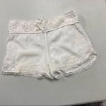 Rue 21 RUE 21 Women’s White Crepe Floral Crochet Shorts Size Small Photo 6
