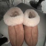 UGG  slippers size 7 Photo 2
