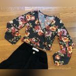 Rue 21  floral surprise V neck top size S Photo 5