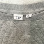 Gap  Women’s Gray Quilted Crew Neck Sweatshirt Size Small | Soft Cozy Pullover Photo 2