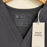 FIGS  Women's Catarina One Pocket Scrub Top in Charcoal, Size Small Photo 5