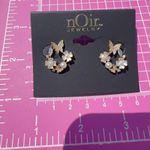 Noir stud circle white flower pearl fine paved butterfly gold tone earrings Photo 2